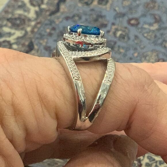 Stunning round Blue Zircon ring swirling with white CZs. Very pretty - Picture 3 of 4